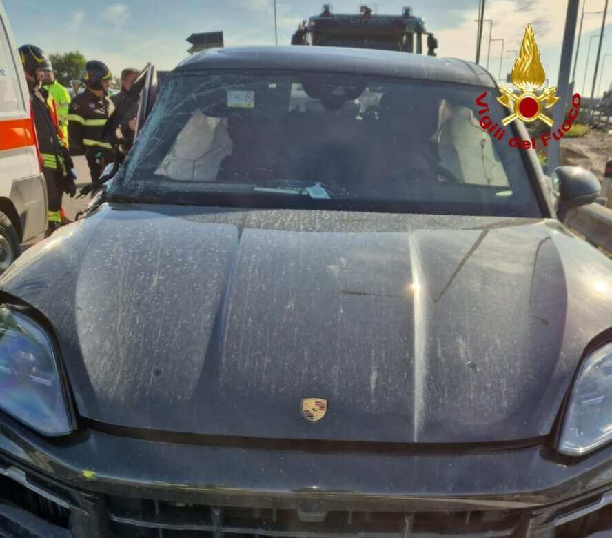 Galleria foto 'Bari, incidente tra due tir e due auto sulla statale 16: ferita una donna' - foto 3