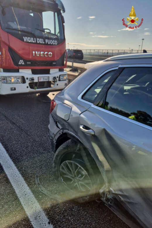 Galleria foto 'Bari, incidente tra due tir e due auto sulla statale 16: ferita una donna' - foto 1