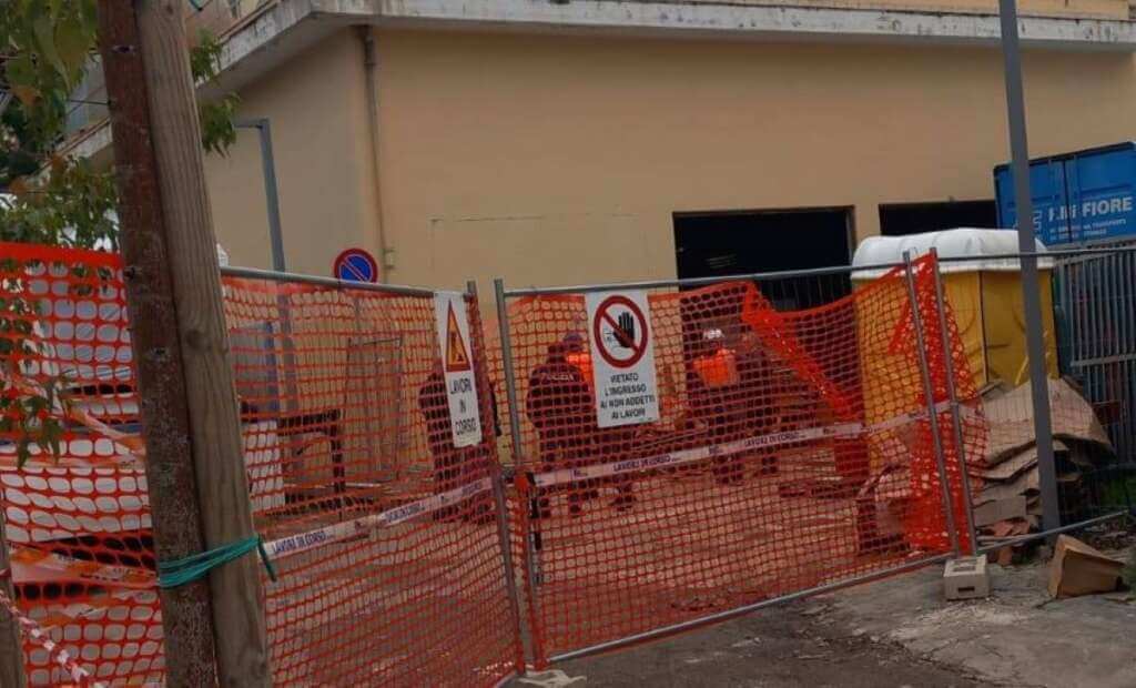 Galleria foto 'Bari, colpito dal carico di una gru in un cantiere del Policlinico: muore un operaio' - foto 1