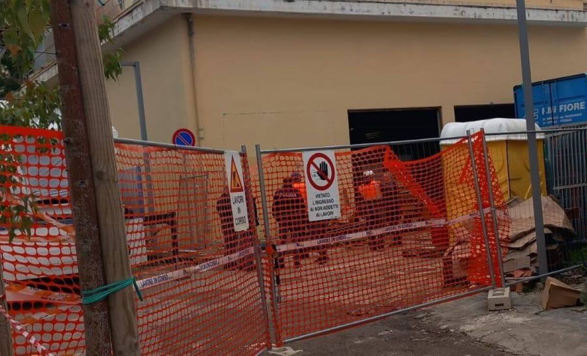 Bari, colpito dal carico di una gru in un cantiere del Policlinico: muore un operaio Bari, colpito dal carico di una gru in un cantiere del Policlinico: muore un operaio