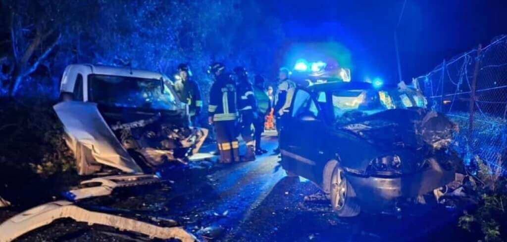 Galleria foto 'Incidente alla periferia di Taranto, scontro tra auto e furgone: muore un 18enne' - foto 1