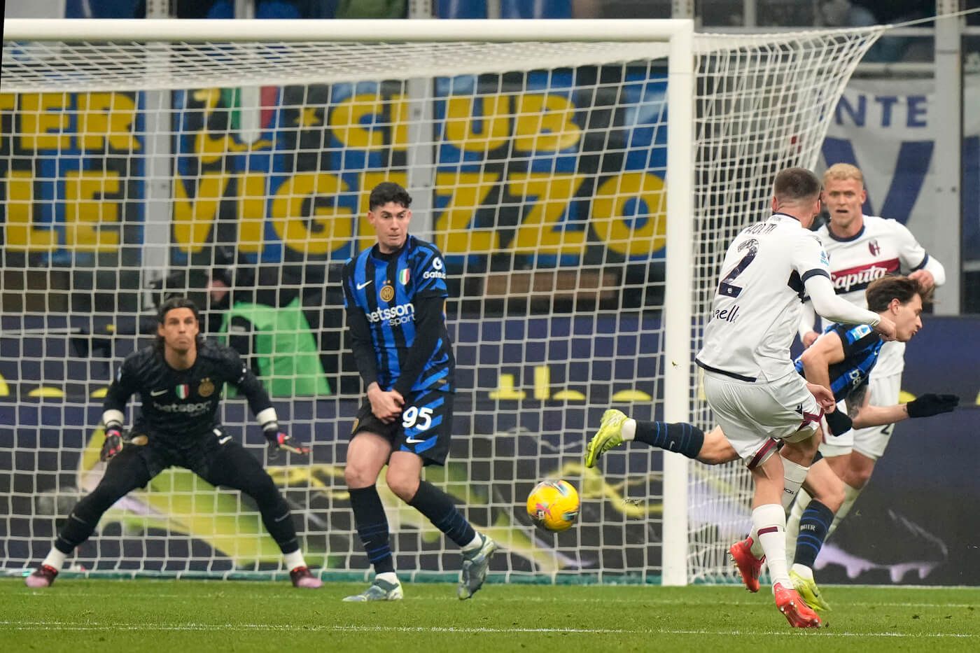 Serie A, Inter-Bologna 2-2: Holm riprende i nerazzurri. Inzaghi a -3 dal Napoli