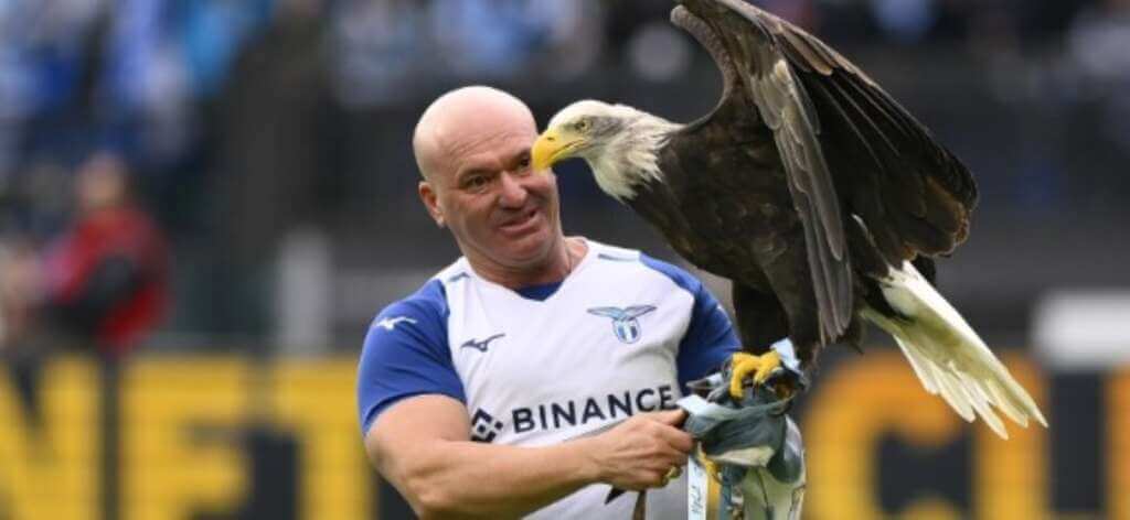 Galleria foto 'Ss Lazio, licenziato il falconiere dell’aquila Olimpia: foto e video del pene' - foto 1
