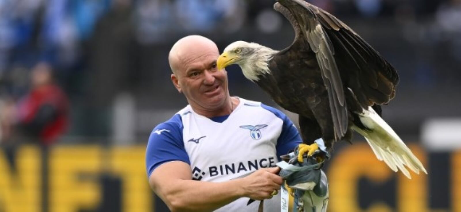 Ss Lazio, licenziato il falconiere dell’aquila Olimpia: foto e video del pene