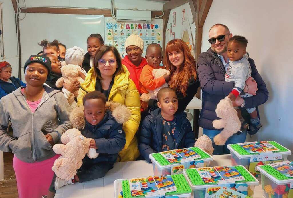 Galleria foto 'Bari, libri e giocattoli ai piccoli del Cara: Ladisa in campo per la solidarietà' - foto 1