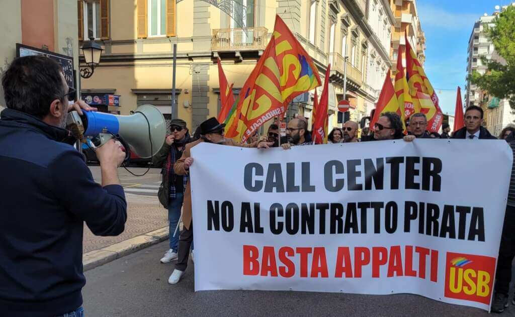 Galleria foto 'Call center, operatori in rivolta contro il contratto “pirata”: «Cancella le tutele»' - foto 1