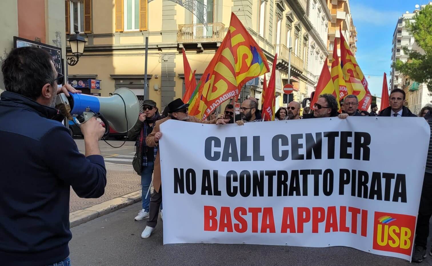 Call center, operatori in rivolta contro il contratto “pirata”: «Cancella le tutele»