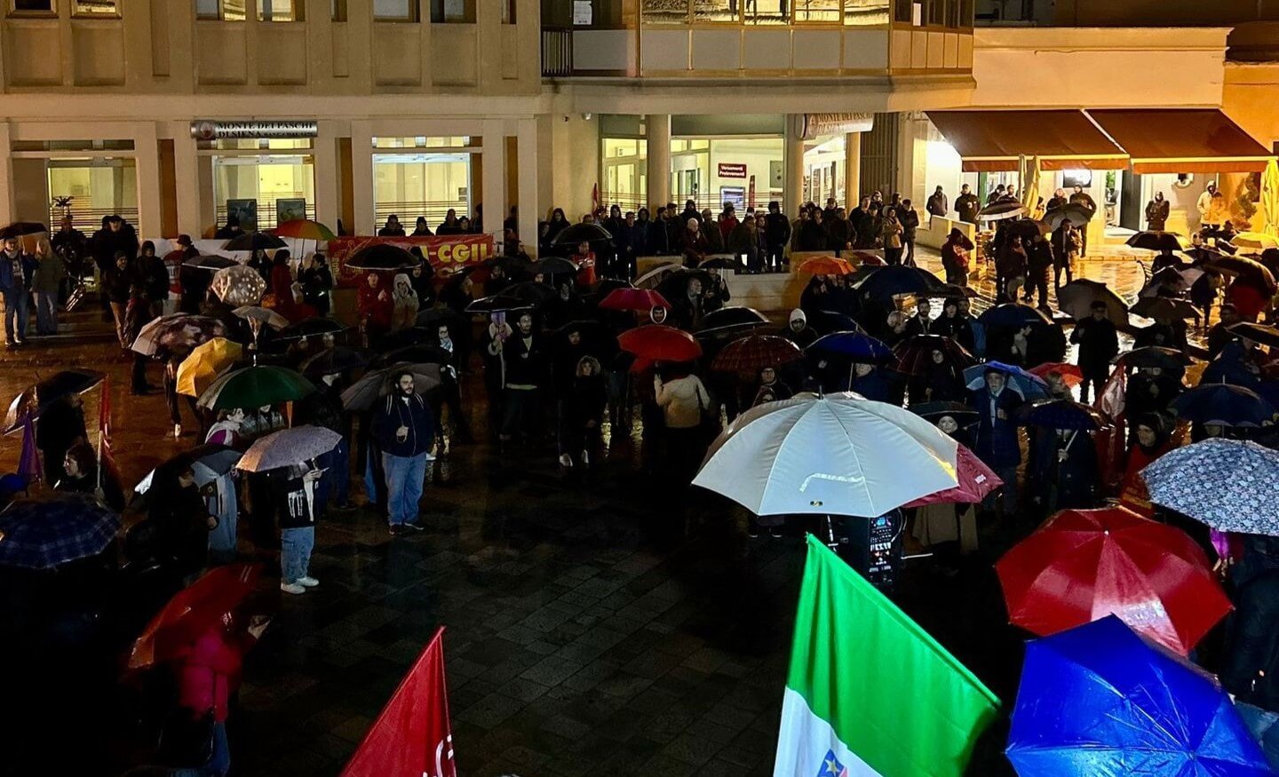 Nardò: in biblioteca c’è Casapound, tanti in piazza contro l’evento Nardò: in biblioteca c’è Casapound, tanti in piazza contro l’evento