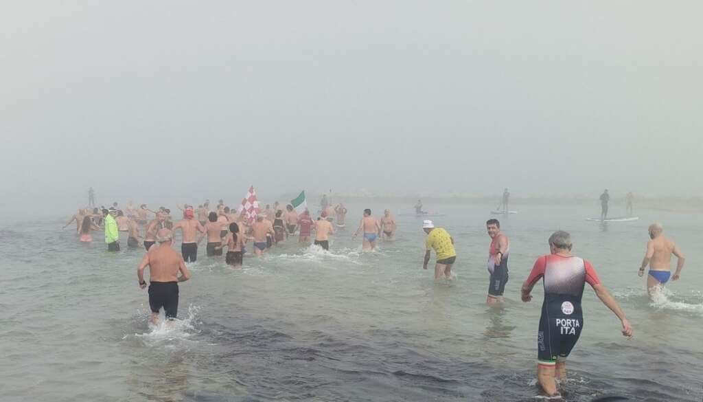 Galleria foto 'Bari, torna la marcialonga nicolaiana: un tuffo in mare per brindare al nuovo anno' - foto 2