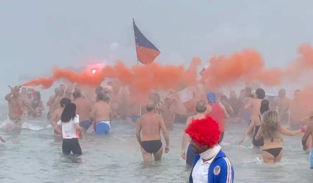 Galleria foto 'Bari, con la Marcialonga torna il tradizionale tuffo di Capodanno a Pane e Pomodoro – FOTO' - foto 3