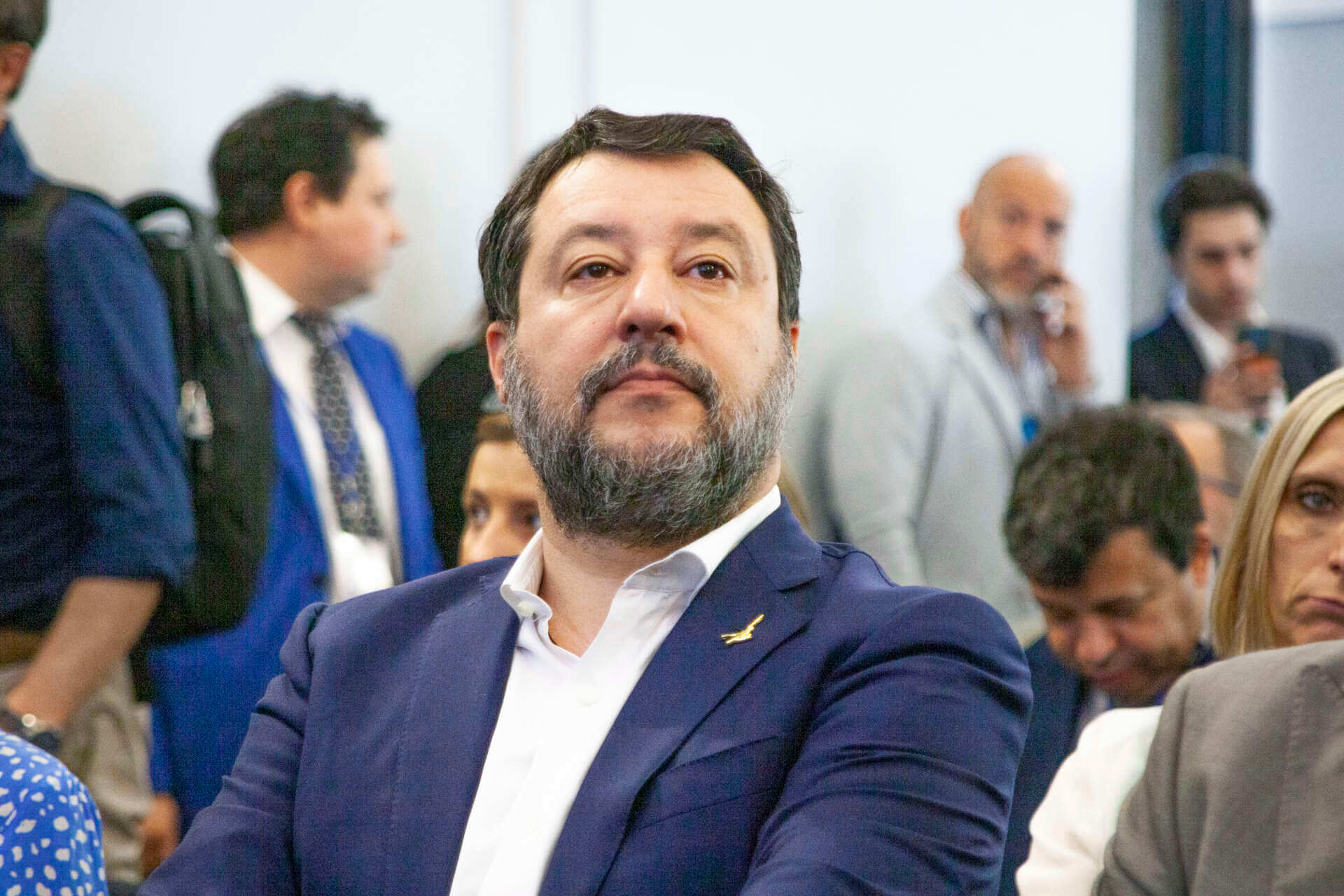 Matteo Salvini senza freni sui dazi all’Ue: «Imposti dai cretini di Bruxelles»