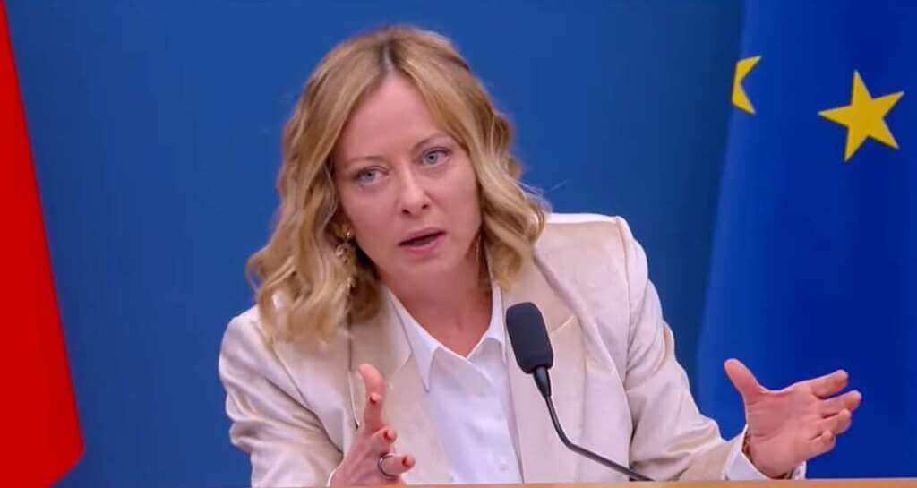 Giorgia Meloni incontra i giornalisti: «Avrò fatto errori ma il governo segue il programma» – VIDEO