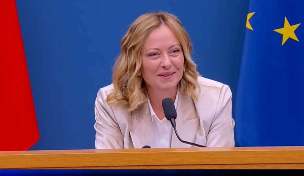 Giorgia Meloni incontra i giornalisti: «Avrò fatto errori ma il governo segue il programma» – VIDEO