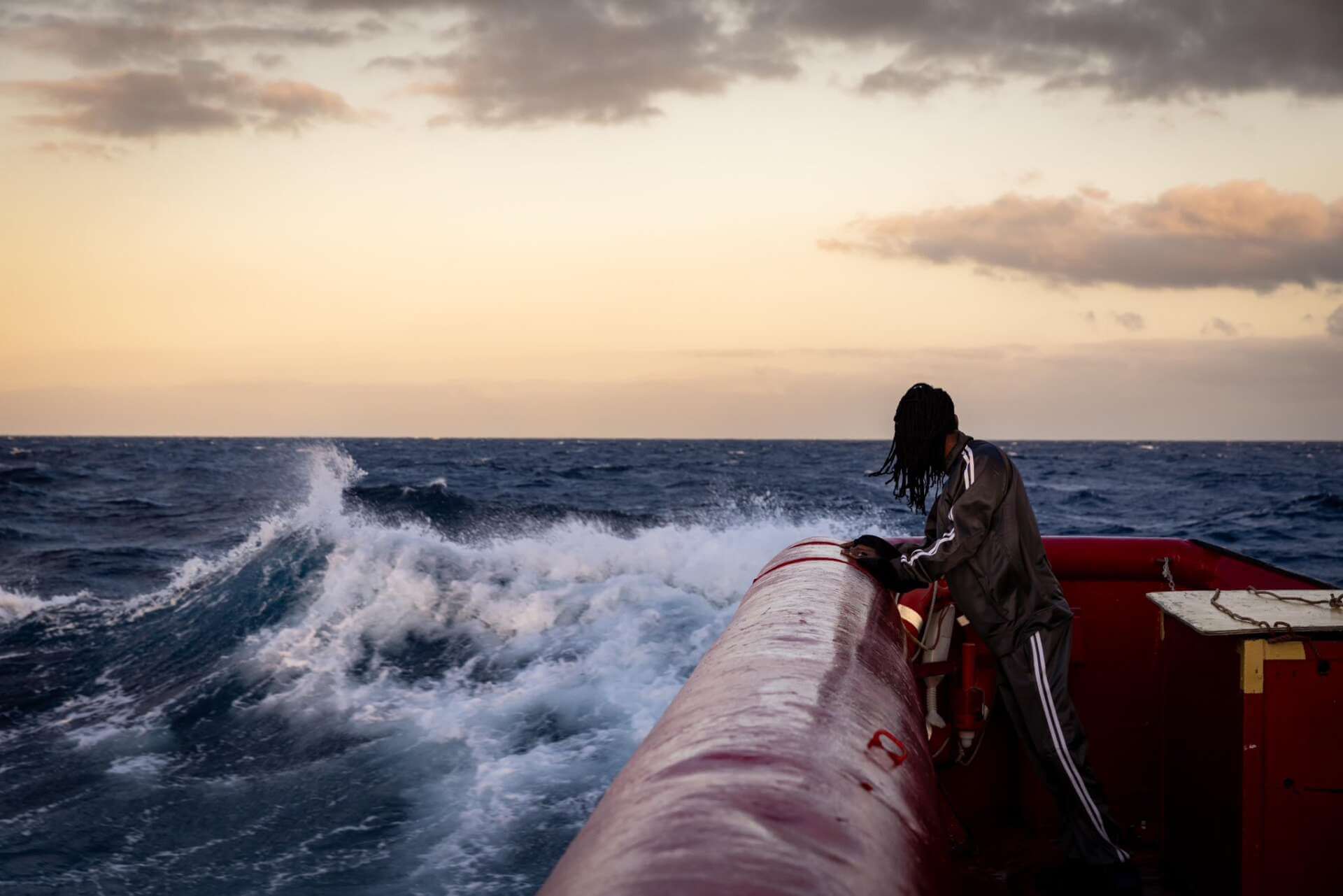 Migranti, la Ocean Viking in viaggio verso Taranto con 101 persone a bordo Migranti, la Ocean Viking in viaggio verso Taranto con 101 persone a bordo