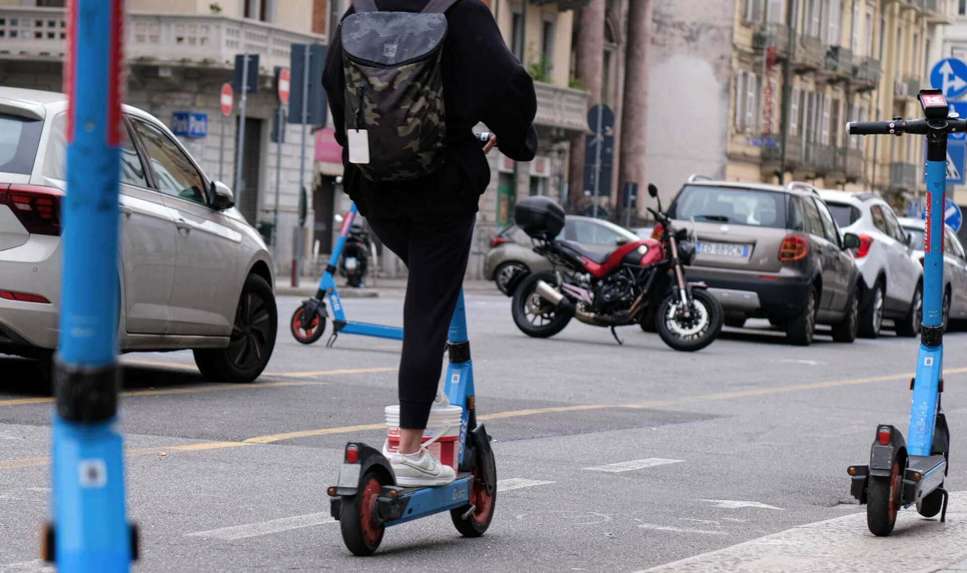Bari, una lite stradale finisce a martellate: 24enne in monopattino aggredita da un automobilista Bari, una lite stradale finisce a martellate: 24enne in monopattino aggredita da un automobilista