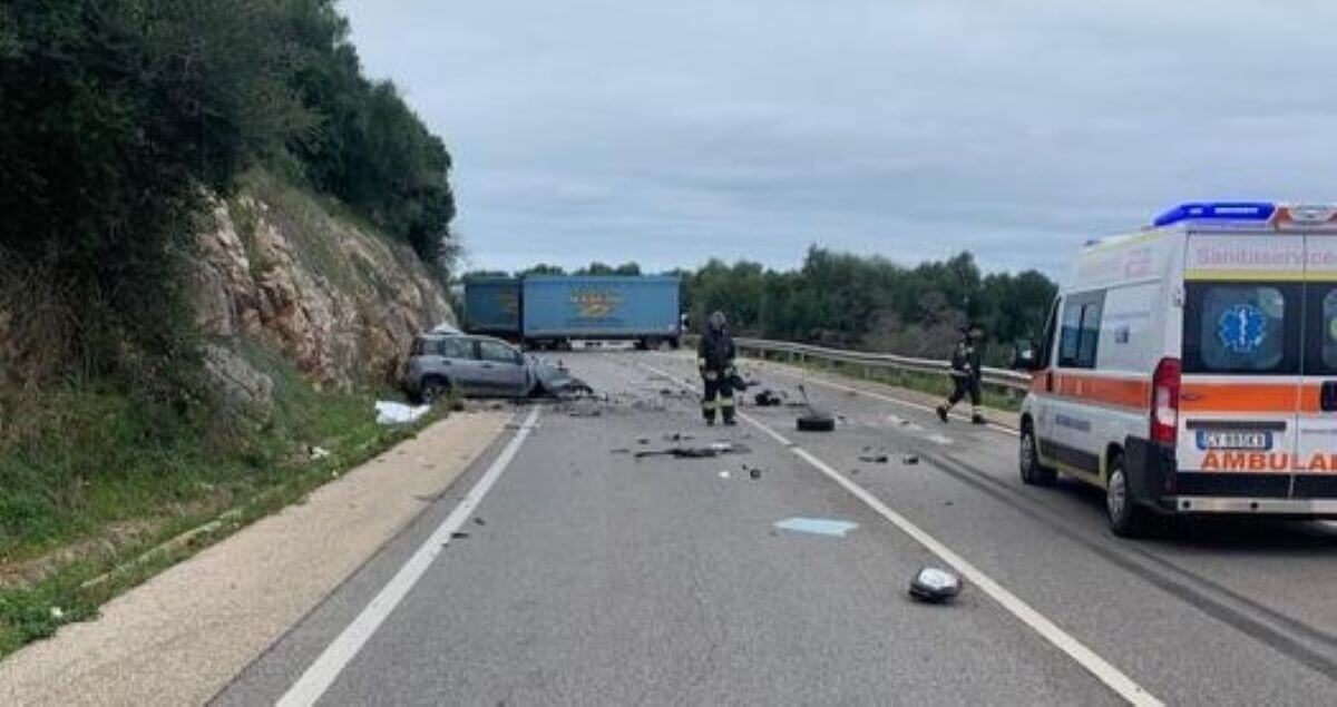 Incidente nel Foggiano, frontale tra auto e camion: morto un 23enne, un ferito – FOTO Incidente nel Foggiano, frontale tra auto e camion: morto un 23enne, un ferito – FOTO