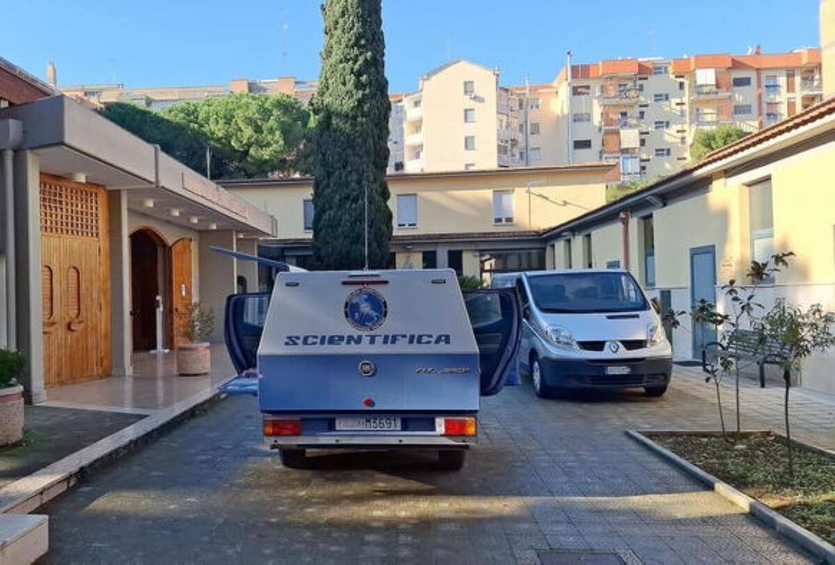 Neonato morto nella culla per la vita a Bari, l’imprenditore che l’ha trovato pagherà i funerali