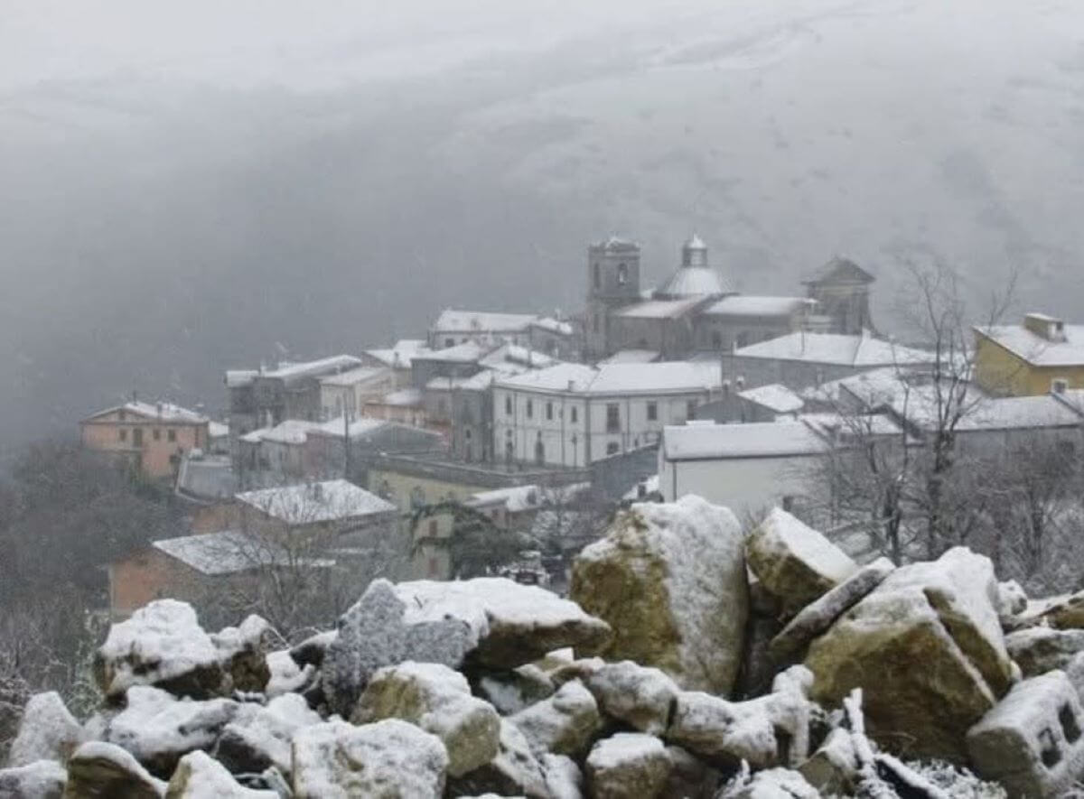 Freddo polare e maltempo in Italia: piogge e temporali al Centro-Sud, neve fino a 600 metri