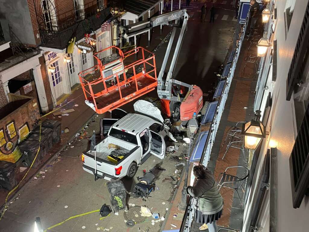 Galleria foto 'New Orleans, in un furgone investe la folla: almeno 15 morti. Ucciso il killer ispirato all’Isis' - foto 1