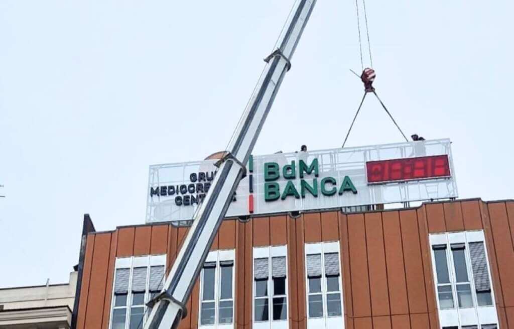 Galleria foto 'Bari, riecco l’orologio in corso Cavour: la nuova insegna con il logo di Bdm Banca' - foto 1