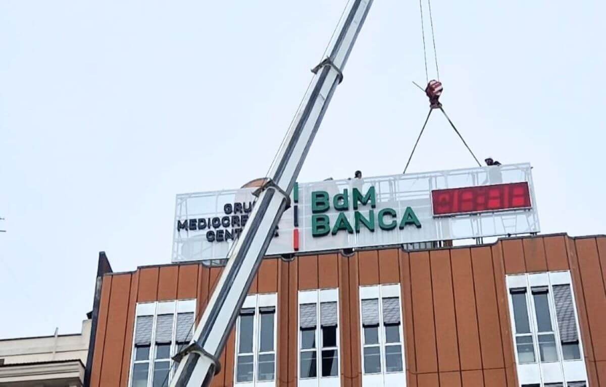 Bari, riecco l’orologio in corso Cavour: la nuova insegna con il logo di Bdm Banca Bari, riecco l’orologio in corso Cavour: la nuova insegna con il logo di Bdm Banca