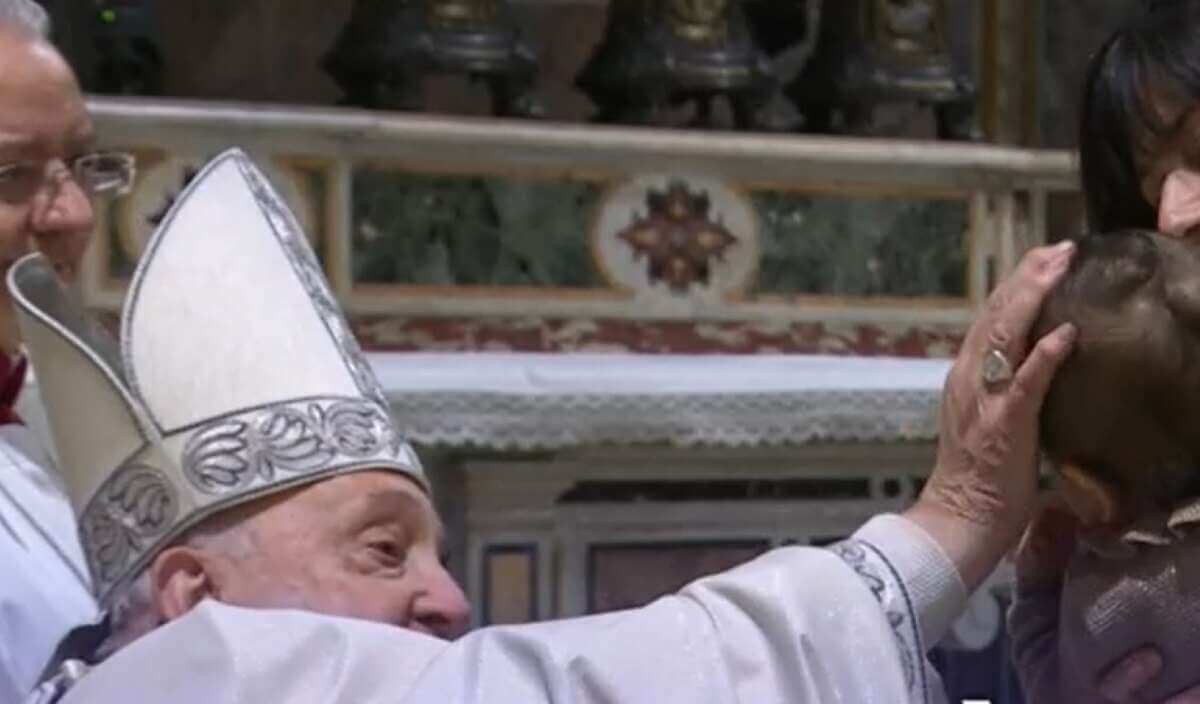 Nel giorno del battesimo l’Angelus del papa: «Una rinascita. Prego per gli abitanti di Los Angeles» Nel giorno del battesimo l’Angelus del papa: «Una rinascita. Prego per gli abitanti di Los Angeles»