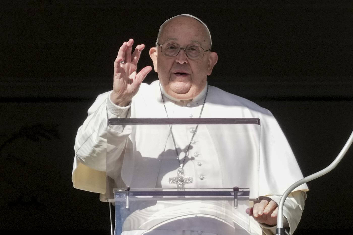 Ricovero del papa, inizia la seconda settimana al Gemelli: si è alzato e ha fatto colazione