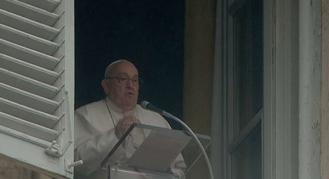 In piazza San Pietro l’Angelus di papa Francesco: «La guerra è sempre una sconfitta» In piazza San Pietro l’Angelus di papa Francesco: «La guerra è sempre una sconfitta»