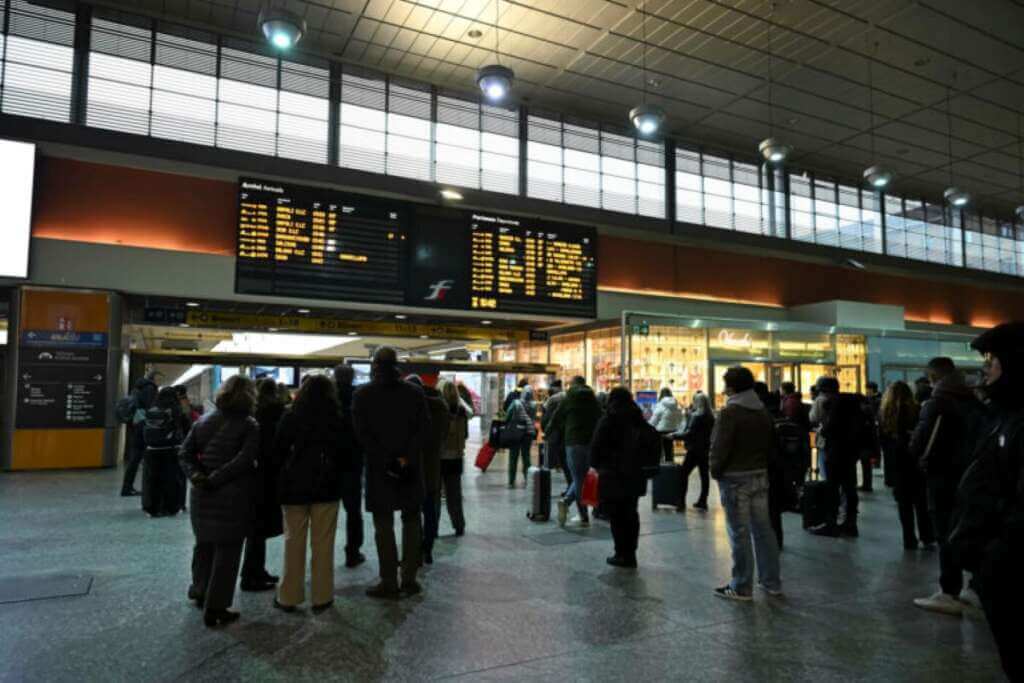 Galleria foto 'Primo sciopero del 2025: a rischio trasporto pubblico locale, treni e aerei' - foto 1