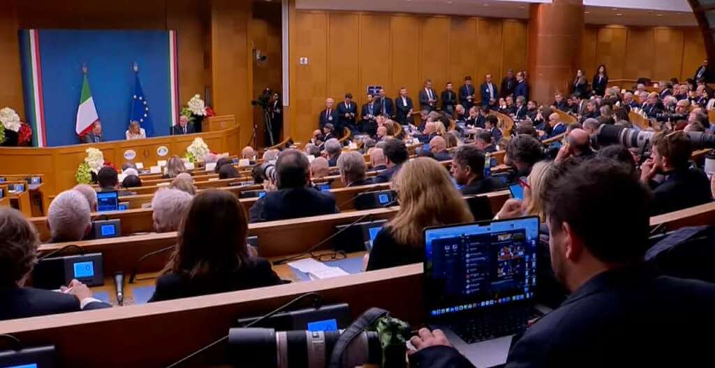 Giorgia Meloni incontra i giornalisti: «Avrò fatto errori ma il governo segue il programma» – VIDEO