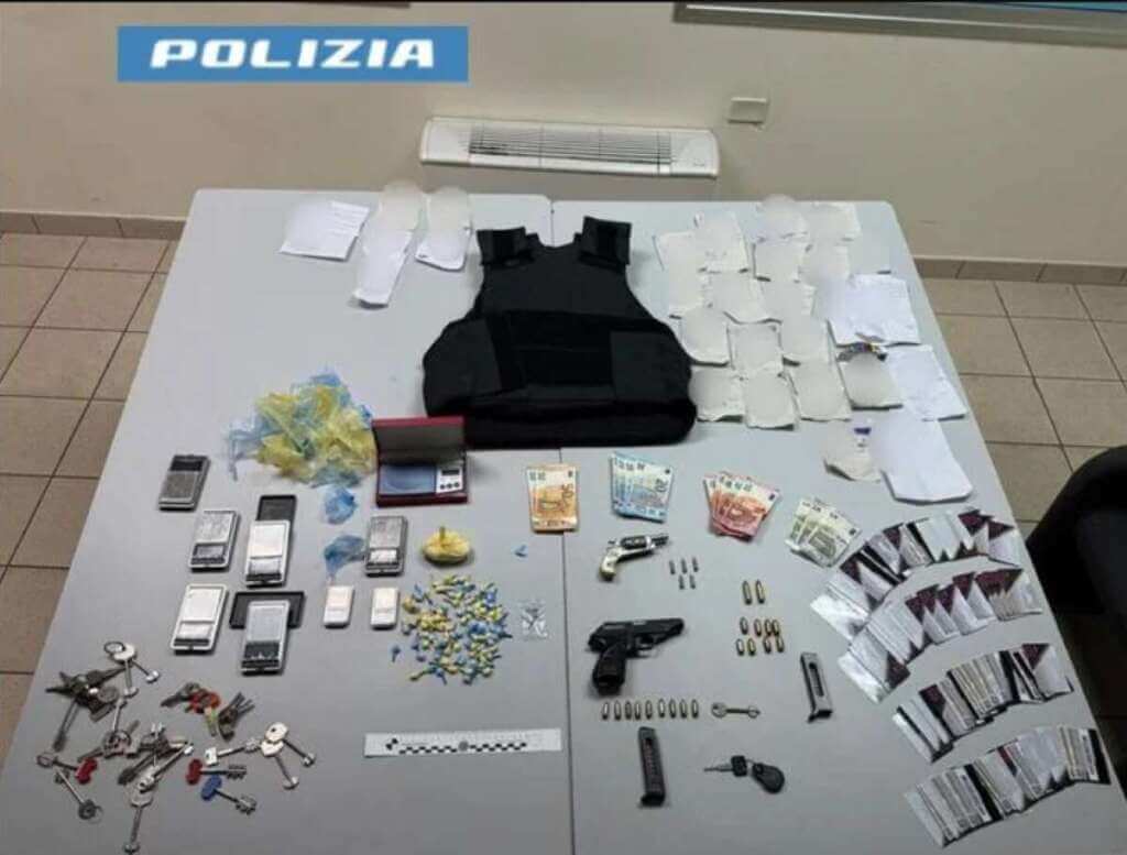 Galleria foto 'Blitz a Taranto, chiuso un circolo ricreativo usato come base per droga e armi: 3 arresti' - foto 1