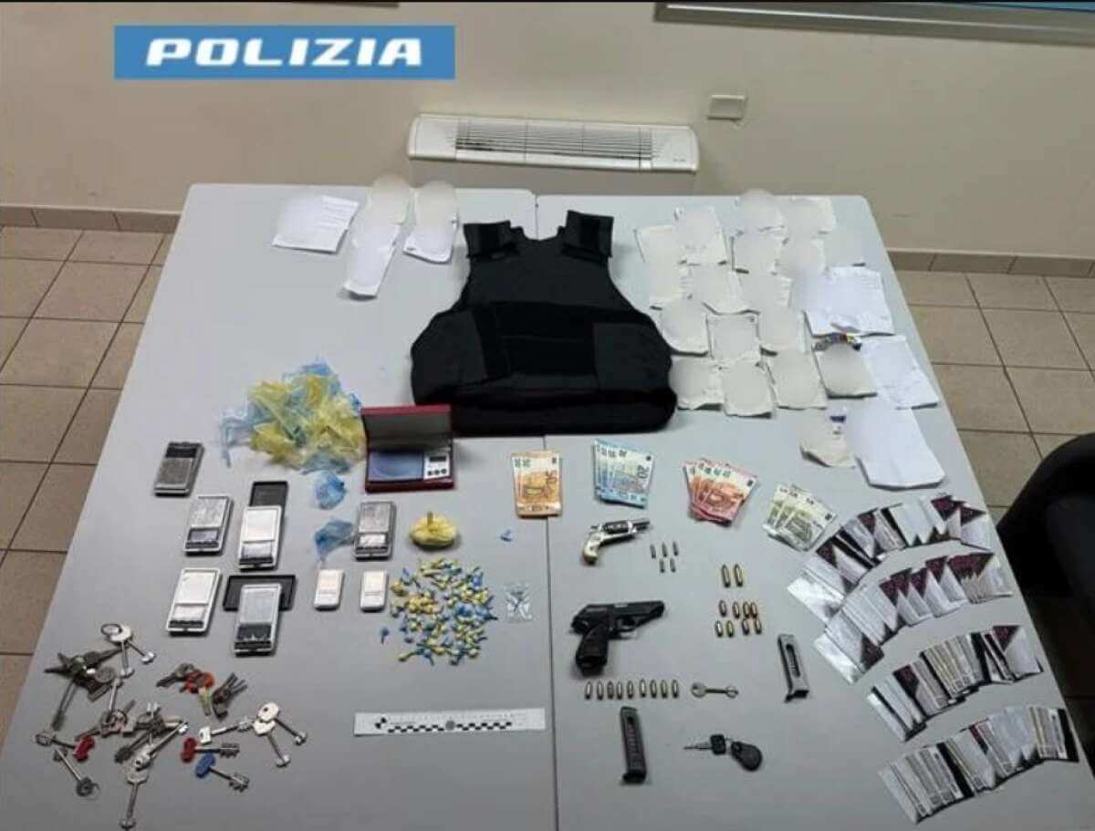 Blitz a Taranto, chiuso un circolo ricreativo usato come base per droga e armi: 3 arresti Blitz a Taranto, chiuso un circolo ricreativo usato come base per droga e armi: 3 arresti