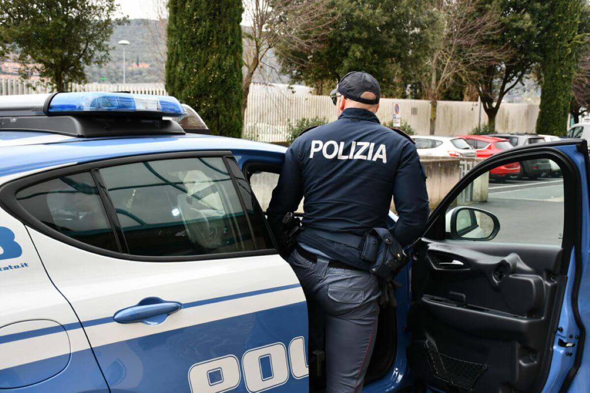 Bitonto, minaccia un uomo con una pistola e gli ruba la Lamborghini: arrestato un 23enne