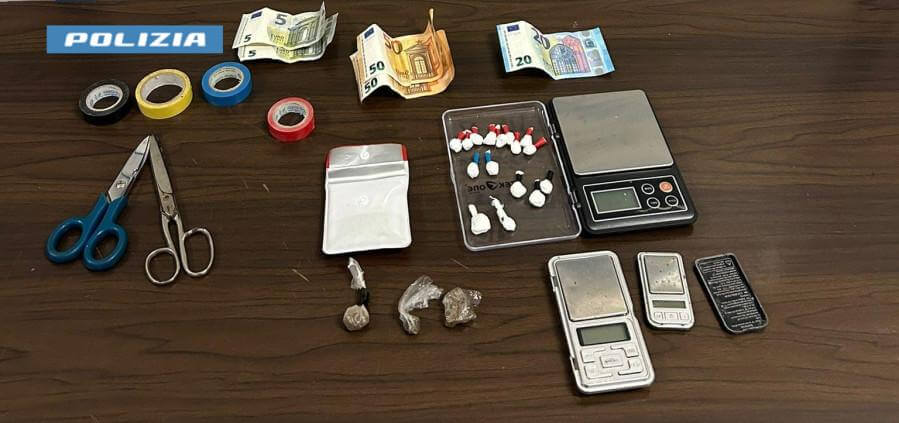 Galleria foto 'Blitz a Lecce, nascondeva in auto la cocaina e hashish e marijuana in casa: arrestato 49enne' - foto 1