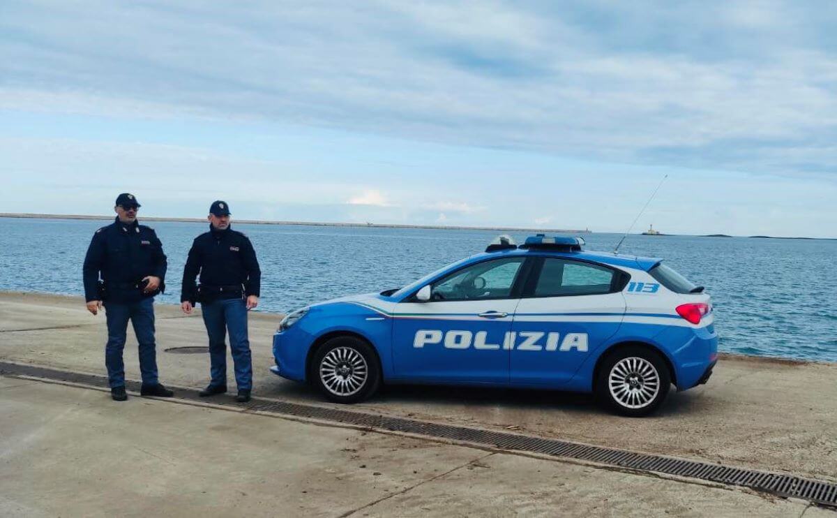 Taranto, sequestrati 30 chili di cocaina al porto: erano su una nave che trasportava frigoriferi, 2 arresti