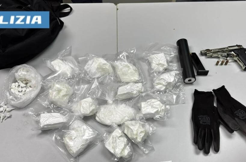 Galleria foto 'Taranto, pistola giocattolo modificata e spaccio di droga mentre è ai domiciliari: arrestato 32enne' - foto 1