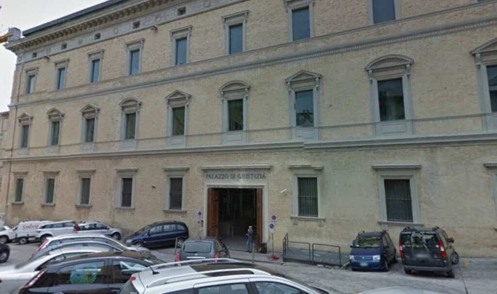 Galleria foto 'Accusato di abusi sulla figlia 14enne, papà scappa col figlio piccolo all’estero' - foto 1