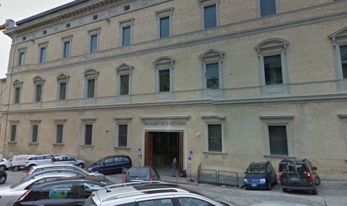 Accusato di abusi sulla figlia 14enne, papà scappa col figlio piccolo all’estero Accusato di abusi sulla figlia 14enne, papà scappa col figlio piccolo all’estero