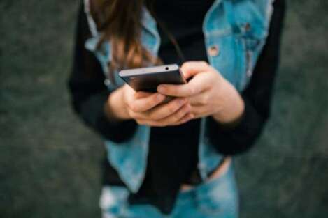 ragazza con lo smartphone
