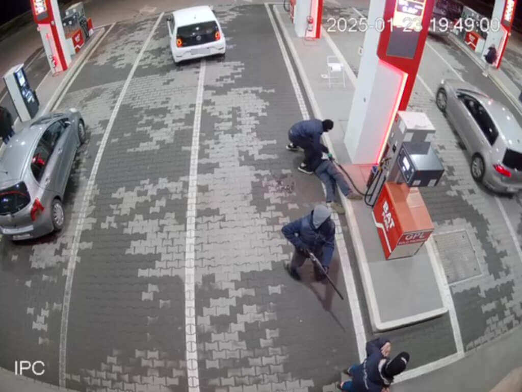Galleria foto 'Barletta, rapina a un distributore di benzina: dipendenti aggrediti e minacciati col fucile – VIDEO' - foto 1