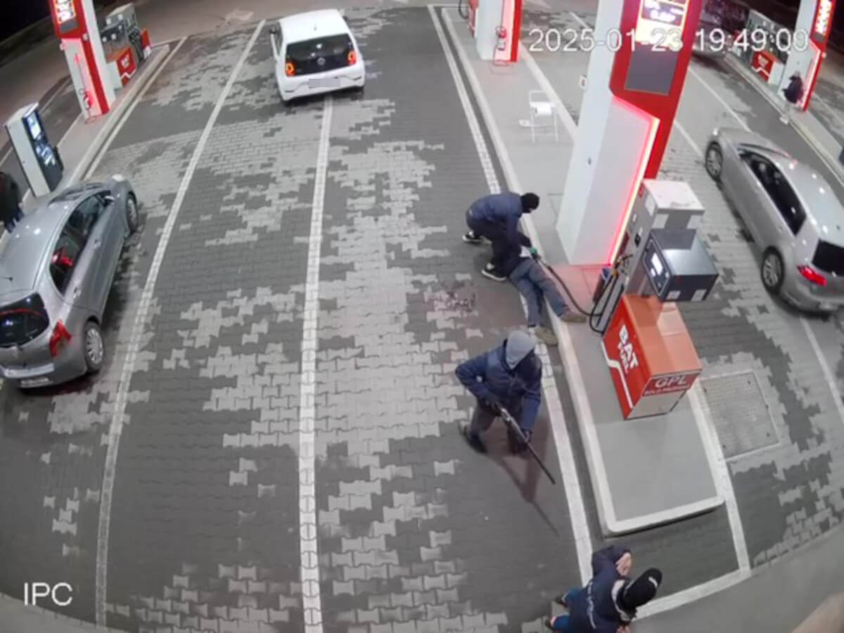 Barletta, rapina a un distributore di benzina: dipendenti aggrediti e minacciati col fucile – VIDEO