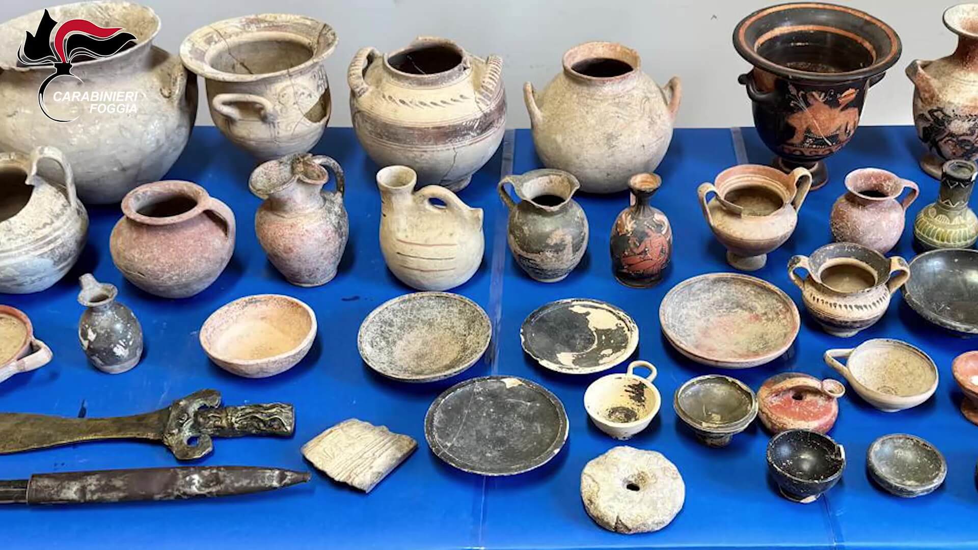 Lucera, cercano armi ma trovano un tesoro archeologico: recuperati 50 reperti – VIDEO Lucera, cercano armi ma trovano un tesoro archeologico: recuperati 50 reperti – VIDEO