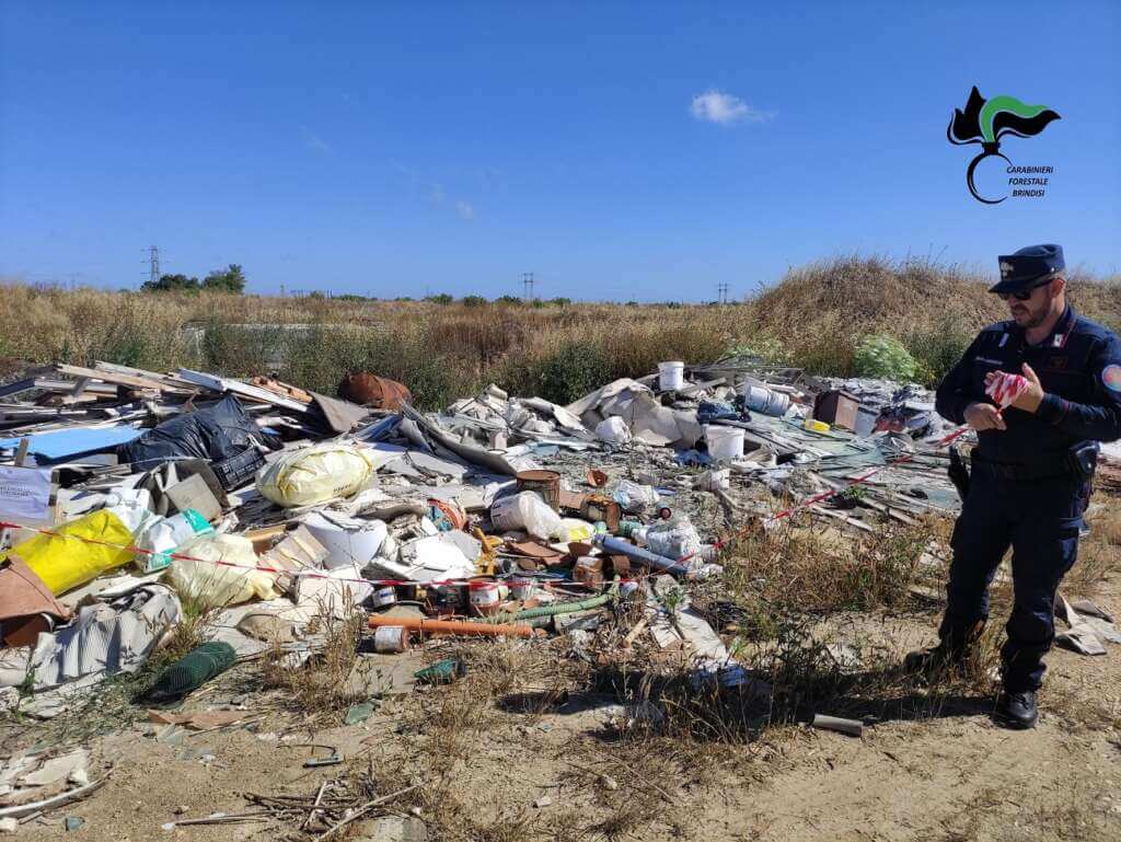 Galleria foto 'Fasano, sbancamenti abusivi e rifiuti tombati in una lama carsica: denunciato un 70enne' - foto 1