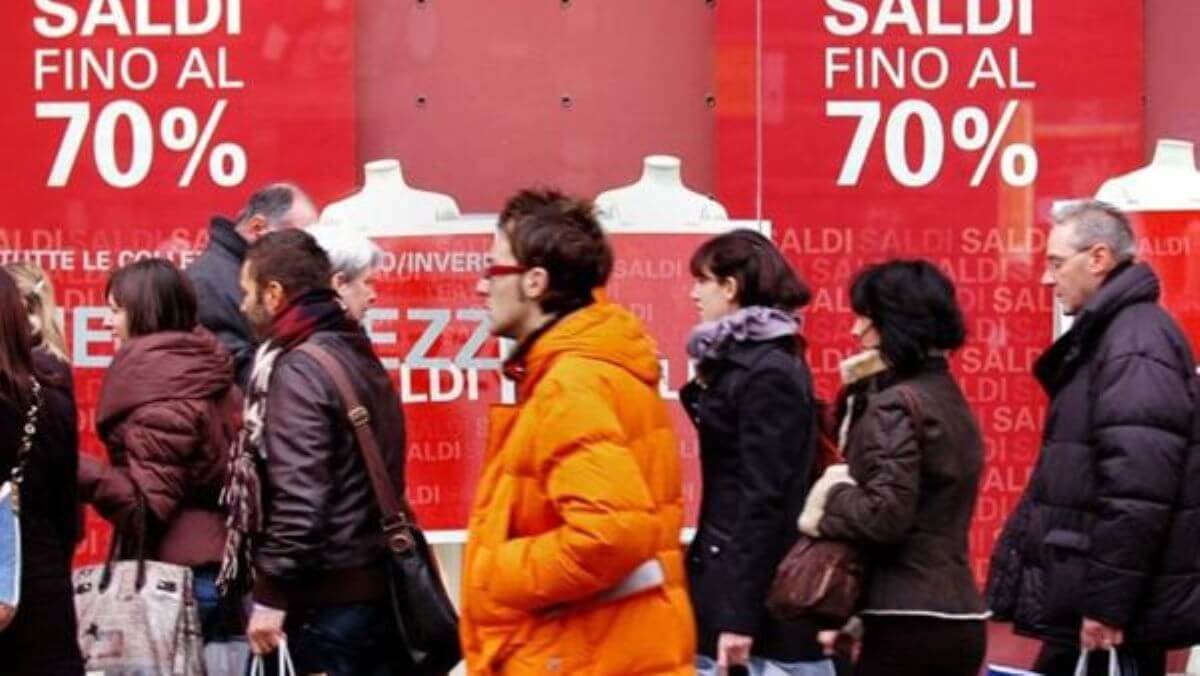 Bari, avvio senza sprint per i saldi invernali: vendite rallentate nel primo weekend