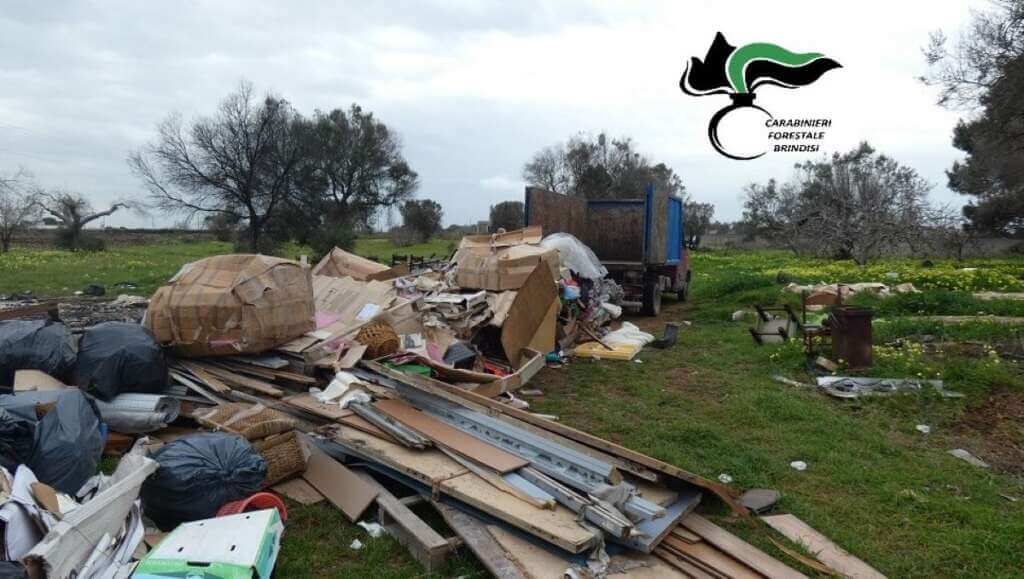 Galleria foto 'Brindisi, sorpreso a scaricare rifiuti in un terreno: denunciato un 67enne' - foto 1