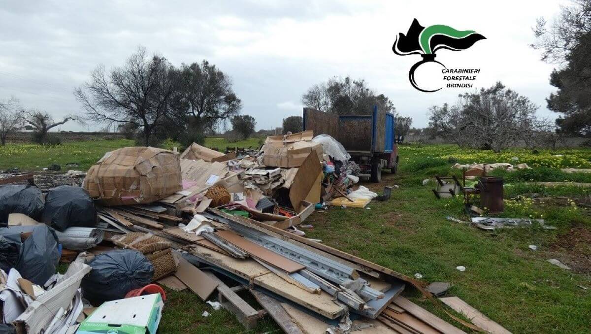 Brindisi, sorpreso a scaricare rifiuti in un terreno: denunciato un 67enne