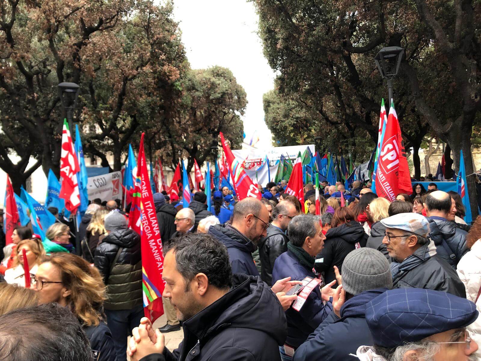 L’ondata di scioperi a gennaio: trasporti, scuola e industria bloccati