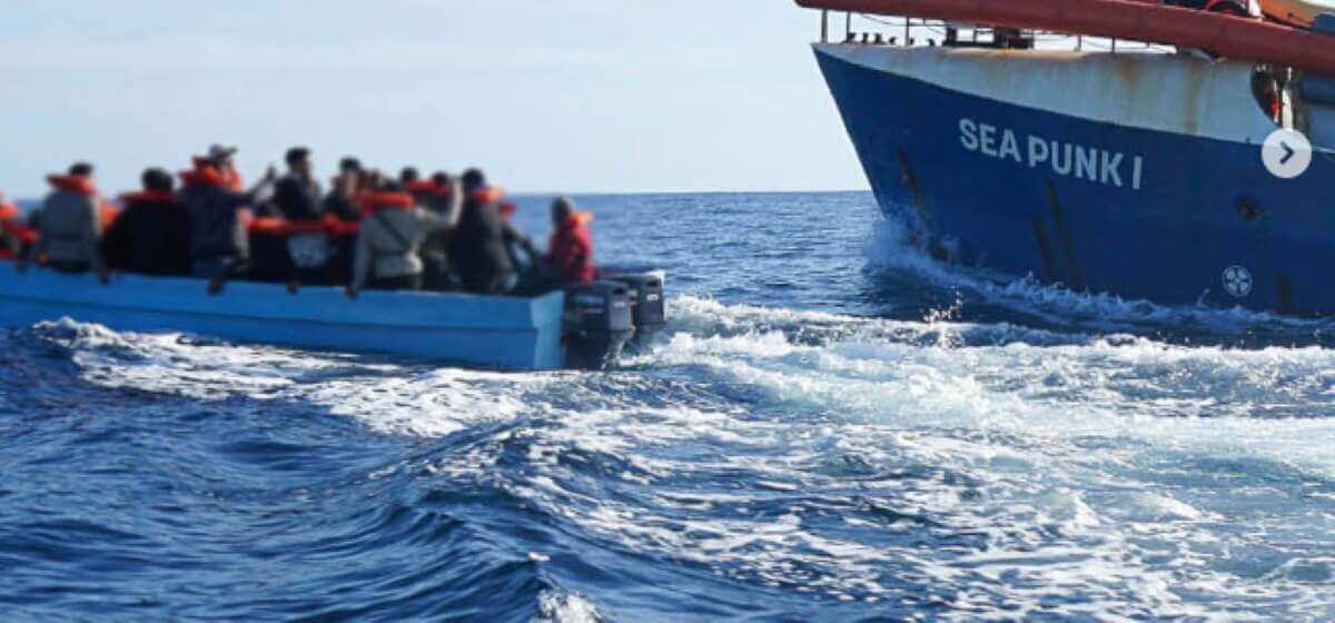 Naufragio a 52 miglia da Lampedusa, soccorsi in 15: morti tre migranti. Si cercano tre dispersi Naufragio a 52 miglia da Lampedusa, soccorsi in 15: morti tre migranti. Si cercano tre dispersi