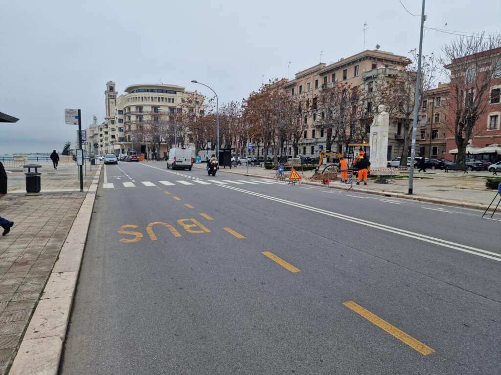 Galleria foto 'Bari, aumenta la sicurezza stradale: al via i lavori per l’installazione di 5 nuovi semafori a chiamata' - foto 1