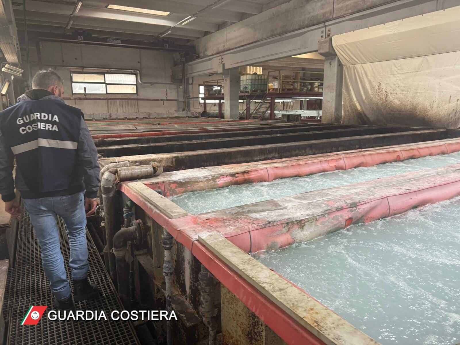Monopoli, abbandono di rifiuti pericolosi e inquinamento: sequestrato uno stabilimento industriale – VIDEO